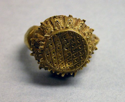 Stirrup-shaped Ring with Bezel with Diaper Design