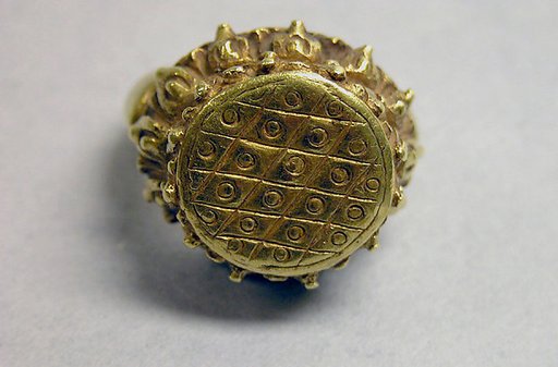 Stirrup-shaped Ring with Oval Bezel with Diaper Design