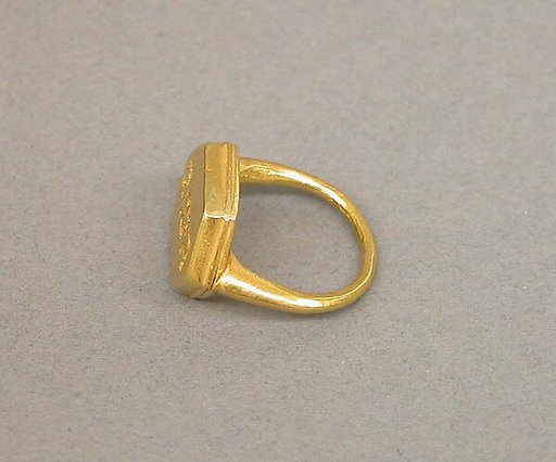 Ring with Plain Hexagonal Bezel and "Java Kuno"