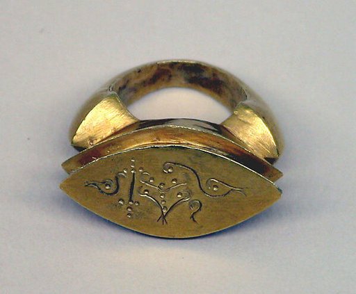 Stirrup-shaped Ring with Oblong Bezel and "Shankha"