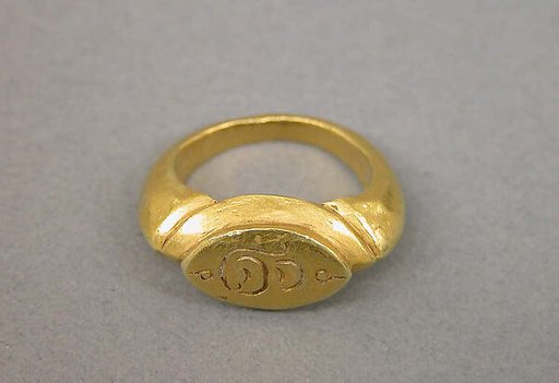 Stirrup-Shaped Ring with Oblong Bezel with Shankha