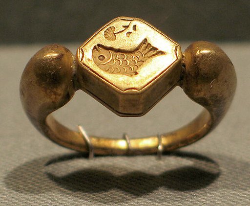 Stirrup-Shaped Ring with Fish Design