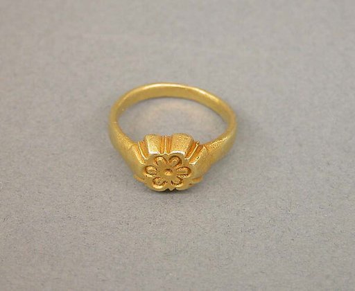 Ring with Floral-Shaped Bezel and Design Details