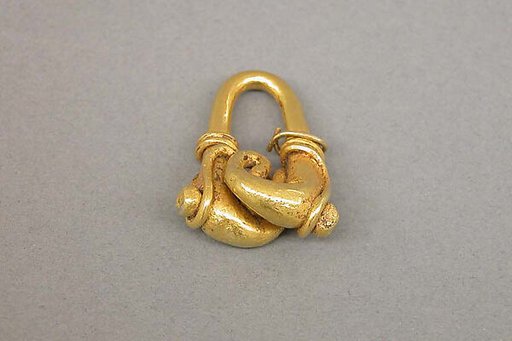 Ear Ornament with Twisted Wire Design and Foliate Motif