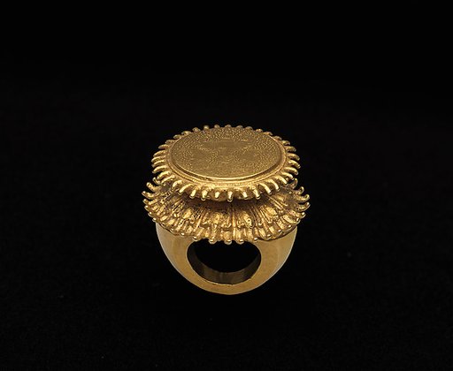 Double Lotus Shaped Ring with Incised Conch Motif