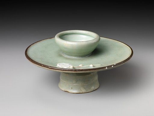Cup Stand with Relief Plum-Blossom Pattern