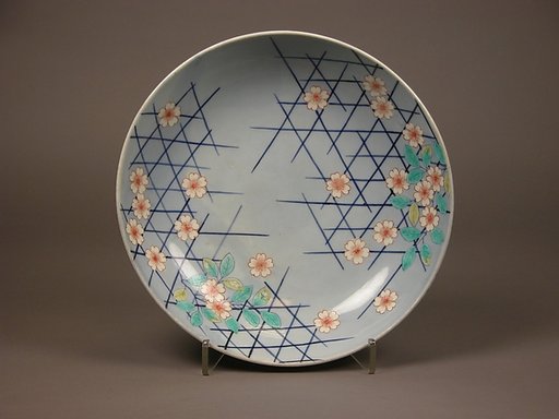 Large Dish (Shakuzara) with Cherry Blossoms and Fence