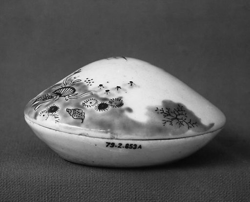 Covered Dish in Form of a Shell