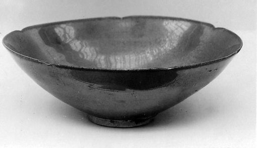Bowl with hexafoil rim