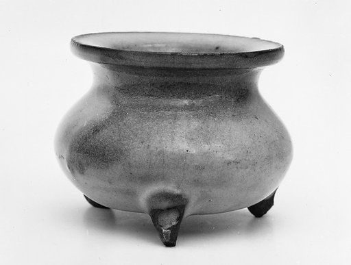 Miniature tripod incense burner