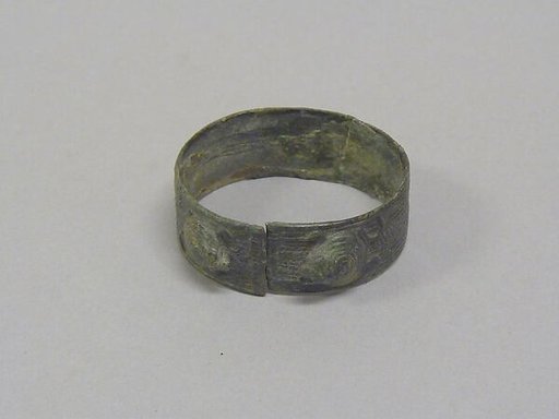 Bracelet with Two Facing Frogs