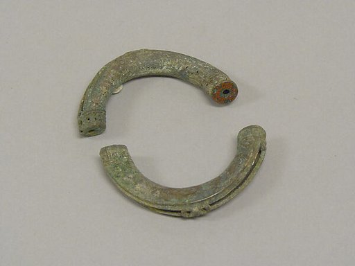 Hollow Bangle in Two Parts with Pellets