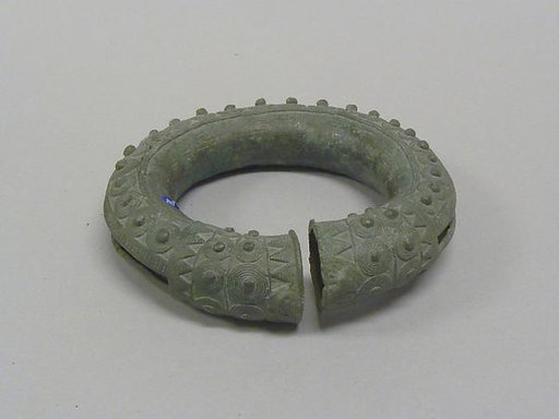 Hollow Anklet with Designs of Bosses and Chevrons