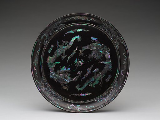 Round tray with decoration of dragons and clouds