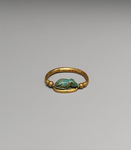 Ring set with a mouse design amulet