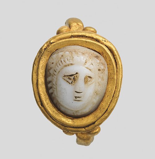 Ring with narrow shaft and oval box set with cameo of Medusa