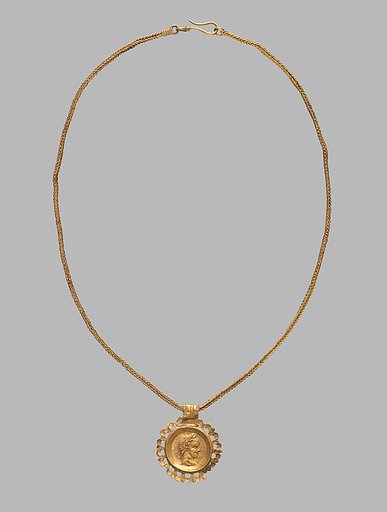 Chain with a pendant bearing an emperor's profile in an openwork frame