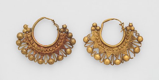 Crescent-shaped earrings with balls and granulation