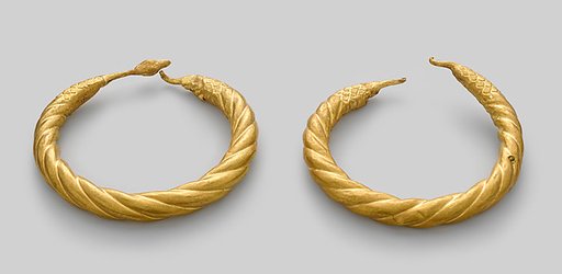 Spirally twisted tubular armlet with one goose-head terminal preserved
