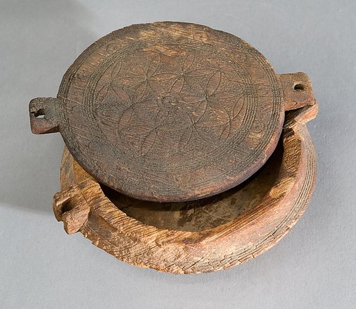 Circular Cosmetic Box with a Swivel Lid