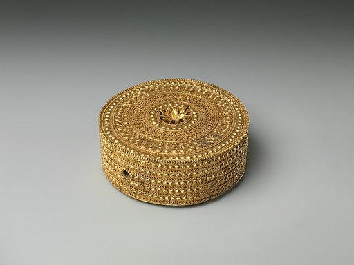 Box-form ornament with granulation and filagree