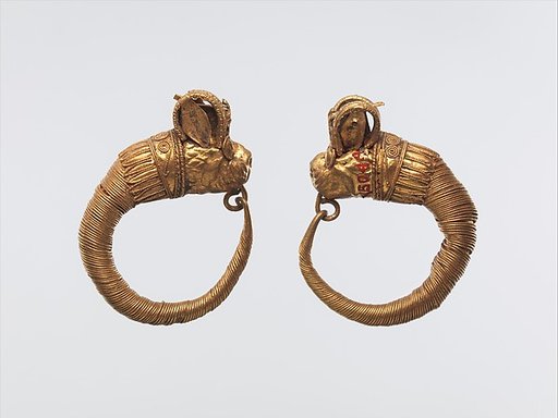 Earrings with lion-griffin terminal