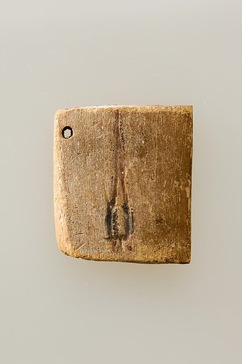 Ivory label incised with an early hieroglyph that may be the image of a bundle of arrows