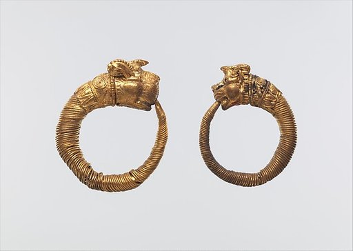 Earring with lion-griffin head terminal