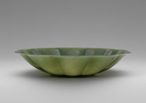 Dish in the shape of a chrysanthemum flower