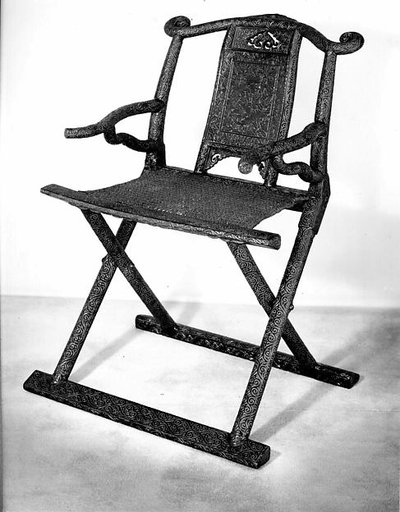 Folding chair with two birds among flowers