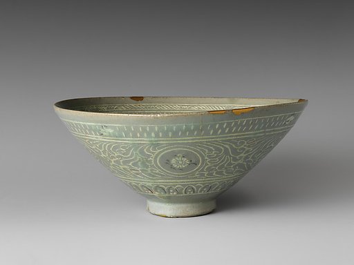 Bowl decorated with cranes, rain, and chrysanthemums