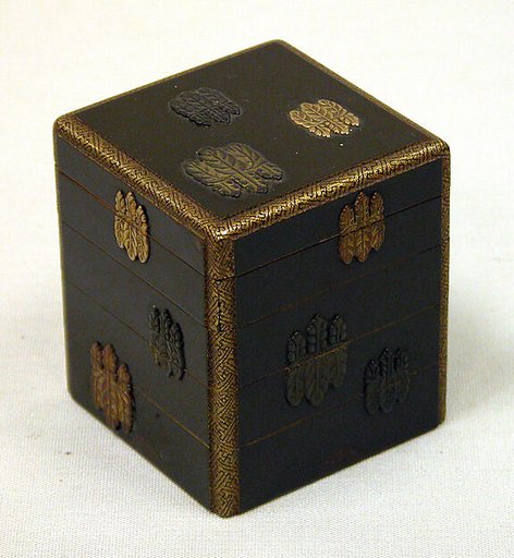 Box of Four Trays with Design of Paulownia Crest