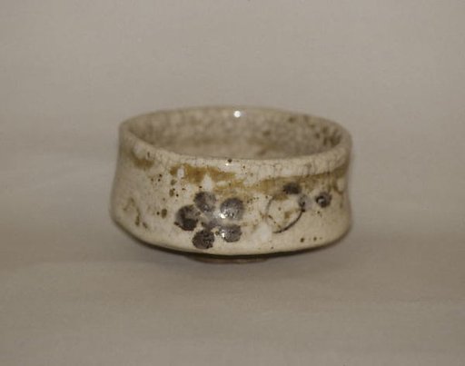 Tea bowl decorated with chrysanthemums and wavy lines