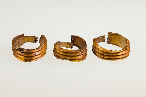 Ribbed Penannular Earring