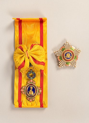 Insignia of the Order of the Precious Crown, Paulownia