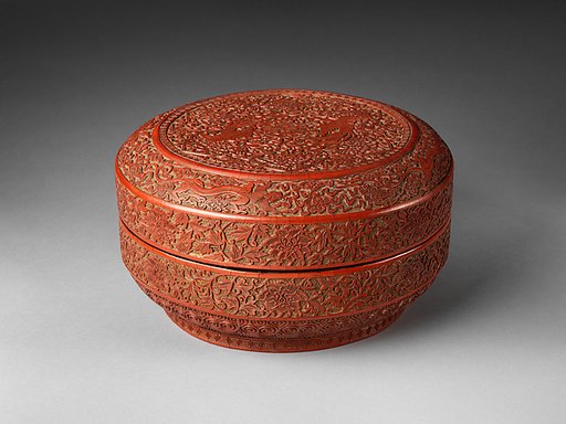 Box with patterns of phoenixes and chi dragons