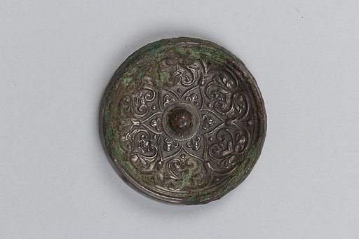Mirror with floral patterns