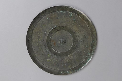 Mirror with twelve-point design