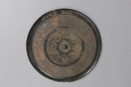 Mirror with eight-point design