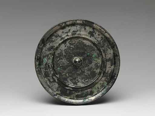 Mirror with design of concentric circles