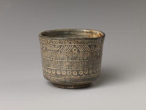 Tea bowl with decoration of chrysanthemums and wavy lines