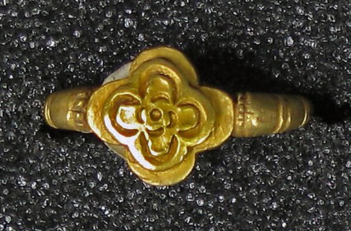 Ring with Stepped Quatrefoil