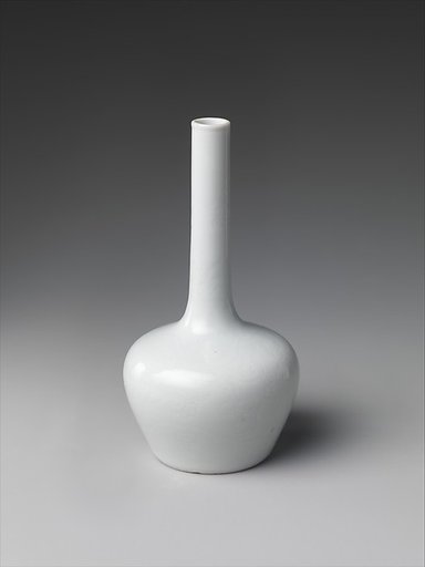 Pair of vases with decoration of dragons among clouds