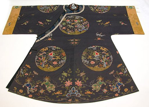 Woman's Informal Robe with Garden Roundels