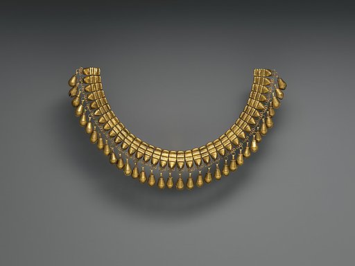 Necklace with jaguar teeth-shaped beads