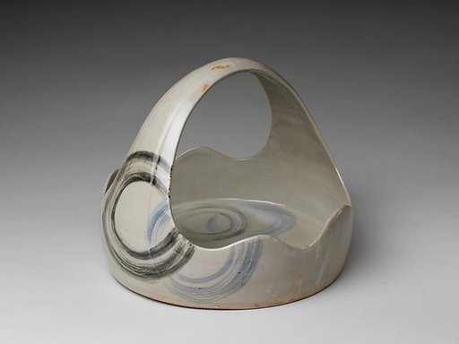Cake dish with handle and design of whirlpools (Tebachi)