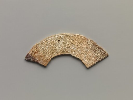 Arc-shaped pendant (Huang)
