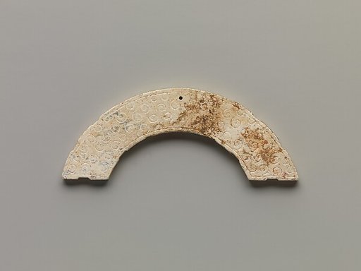 Arc-shaped pendant (Huang)