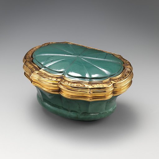 Shell-shaped box