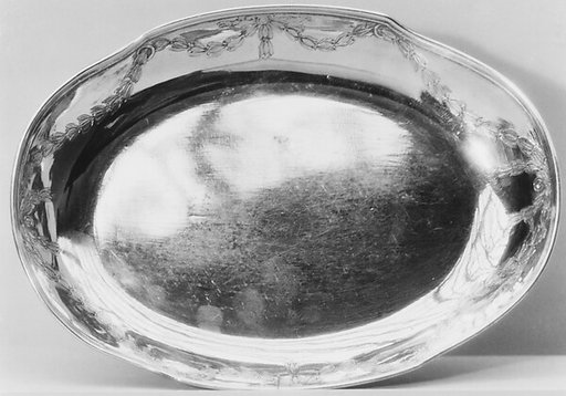 Stand for a bowl with cover (plateau)